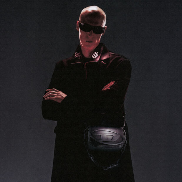 <div class="module-11__title"><div class="pd-heading__container">
    
    

    
    

    
    
    <h3 class="pd-heading pd-h3-style pd-text-align-left pd-heading-small"  style='font-size:23px;' >
          メンズバッグ
    </h3>
    
</div><div class="pd-icon">

    


    
    
        
            <style>
            #icon-arrow-cta-9aa5b26564f83fc00da953ee71{
                fill:;
            }
            </style>
        
        <svg id="icon-arrow-cta-9aa5b26564f83fc00da953ee71"
             class="icon-arrow-cta null null"
             
            
        >
            <use xlink:href="/on/demandware.static/Sites-DieselJP-Site/-/default/dw2a5e7d1c/imgs/sprite.svg#arrow-cta"/>
        </svg>
    



</div></div>